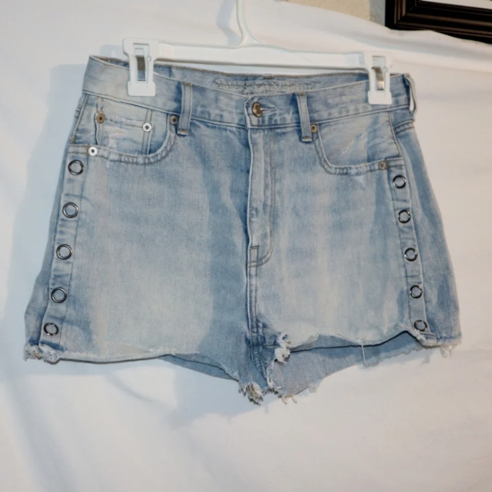 American Eagle Light Wash Jean Shorts With Snap Sides - Picture 6 of 12
